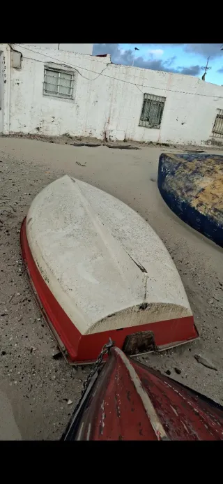 Bote de pesca rojo y blanco