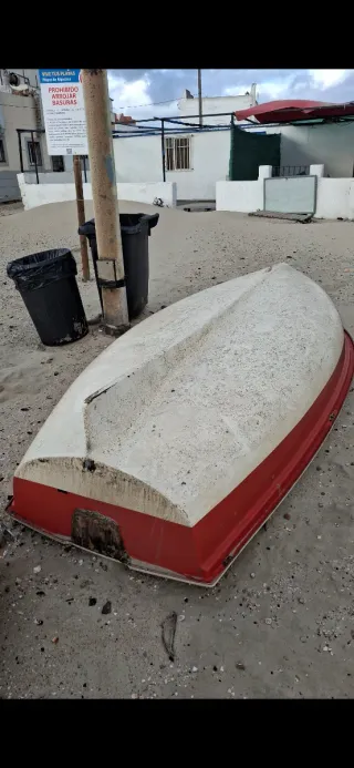 Bote de pesca rojo y blanco