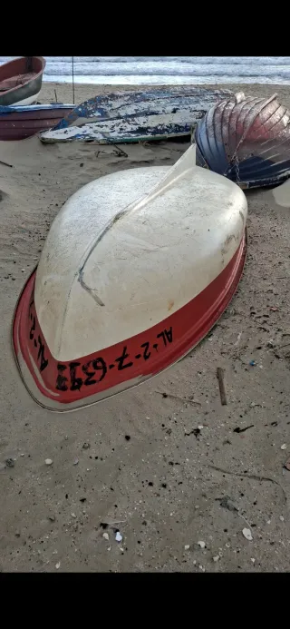 Bote de pesca rojo y blanco