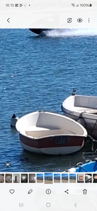 Bote de pesca rojo y blanco