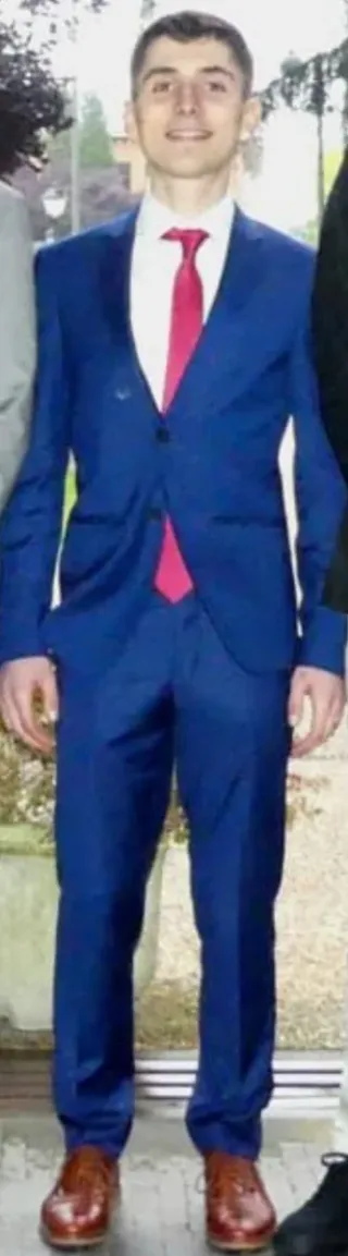 Traje azul con camisa y corbata