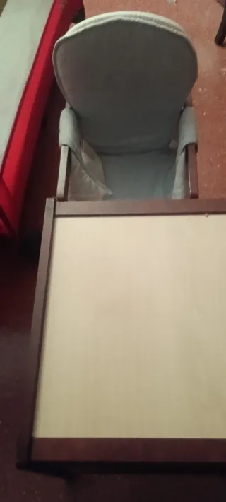 Trona de madera color nogal