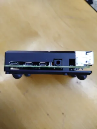 Raspberry Pi 4B 4GB con disipador y accesorios.