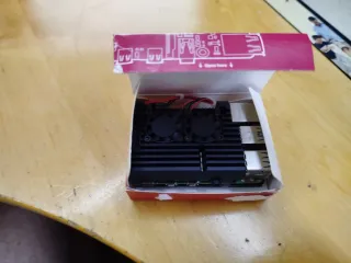 Raspberry Pi 4B 4GB con disipador y accesorios.