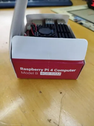 Raspberry Pi 4B 4GB con disipador y accesorios.