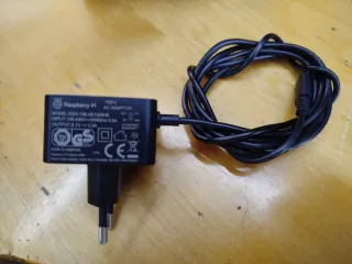 Raspberry Pi 4B 4GB con disipador y accesorios.