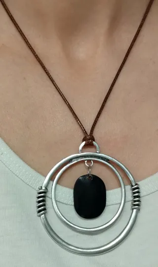 Collar con colgante ovalado