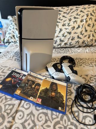 Console PS5 + 3 Giochi + 2 Controller