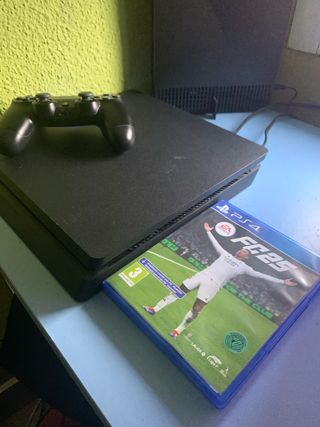 PS4 (PlayStation 4) Negra + FIFA 25