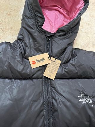 Abrigo Stüssy Negro con Forro Rosa