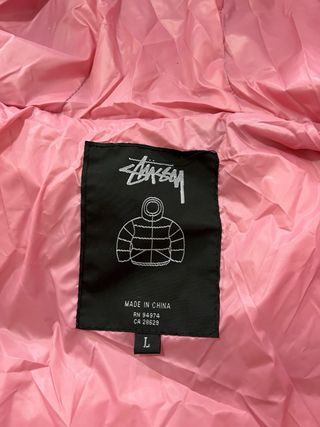 Abrigo Stüssy Negro con Forro Rosa
