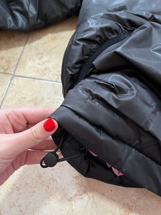 Abrigo Stüssy Negro con Forro Rosa