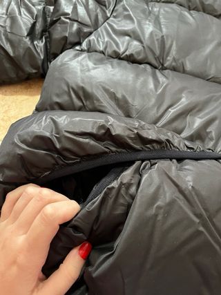 Abrigo Stüssy Negro con Forro Rosa