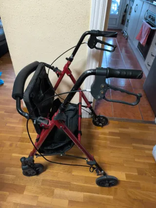 Caminador 4 ruedas con asiento