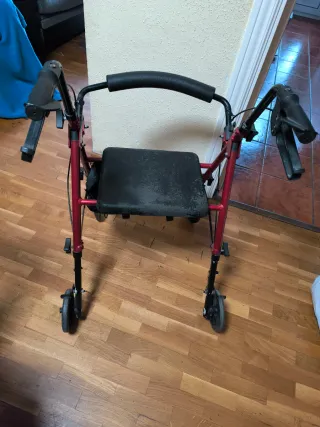 Caminador 4 ruedas con asiento