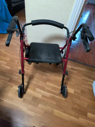 Caminador 4 ruedas con asiento