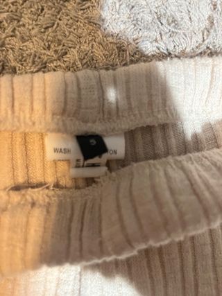 Pantalones acampanados de canalé beige