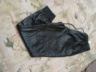 Pantalón efecto piel Zara negro