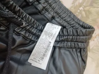 Pantalón efecto piel Zara negro