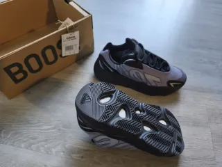 Adidas Yeezy 700 MNVN Boost Morado Talla 40