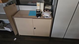 Cajonera de oficina beige y marrón