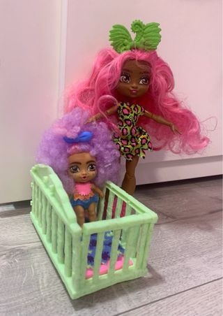 Muñeca troglodita y bebé con cuna