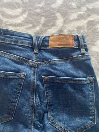 Pantalón vaquero Stradivarius talla 32