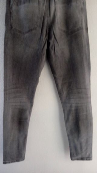 Pantalón vaquero pitillo gris Zara