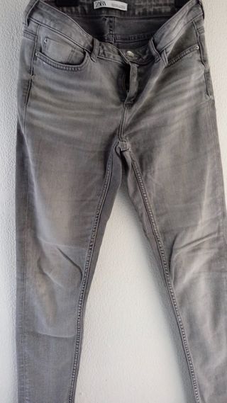 Pantalón vaquero pitillo gris Zara
