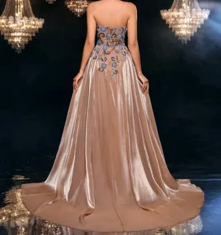 Vestido de fiesta beige con bordados