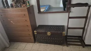 Simfonier y baúl de mimbre y madera