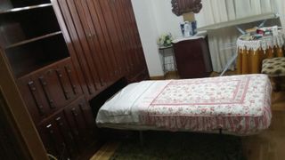 Armario de madera marrón