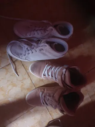 Botines rosas y blancos