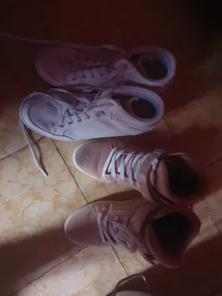 Botines rosas y blancos