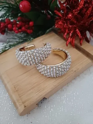 Orecchini a cerchio con perle e strass