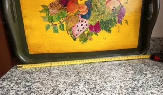 Bandeja artesana de madera con motivos de frutas.