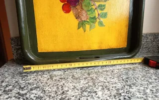 Bandeja artesana de madera con motivos de frutas.