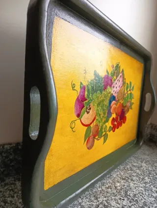 Bandeja artesana de madera con motivos de frutas.