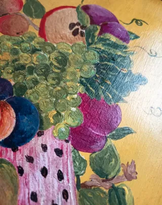 Bandeja artesana de madera con motivos de frutas.