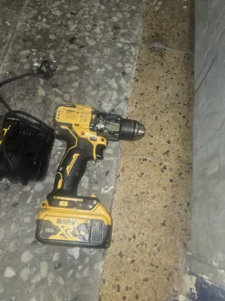 Taladro Percutor DeWalt + Cargador