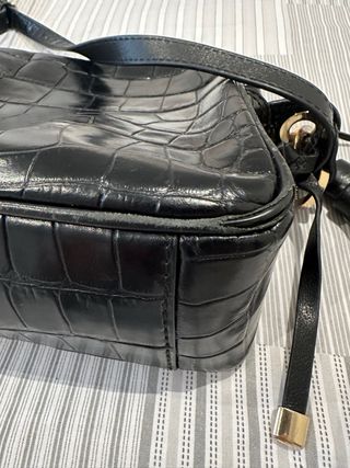 Bolso Uterqüe negro piel cocodrilo