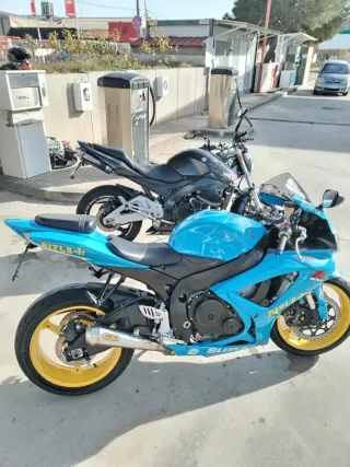 Suzuki GSX 600 R Azul