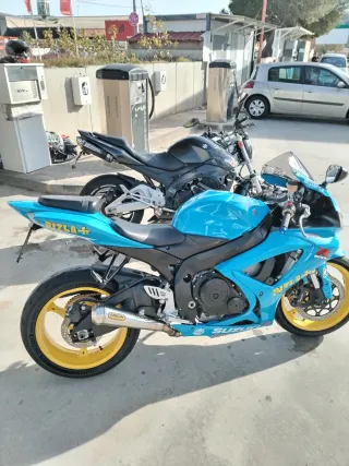Suzuki GSX 600 R Azul