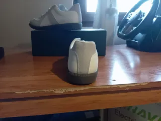 Zapatillas grises y blancas