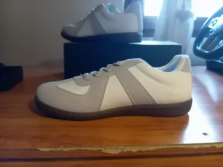 Zapatillas grises y blancas