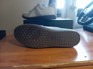 Zapatillas grises y blancas