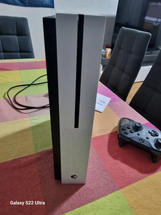 Xbox One S Negra y Blanca 500gb con 15 juegos.