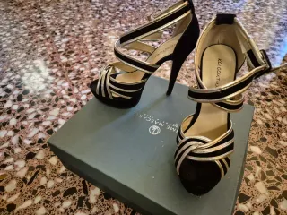 Sandalias fiesta tacón Koi Couture negro/dorado.