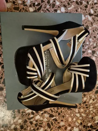 Sandalias fiesta tacón Koi Couture negro/dorado.