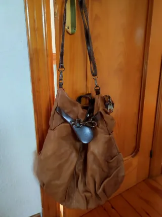 Bolso de piel marrón con tachuelas